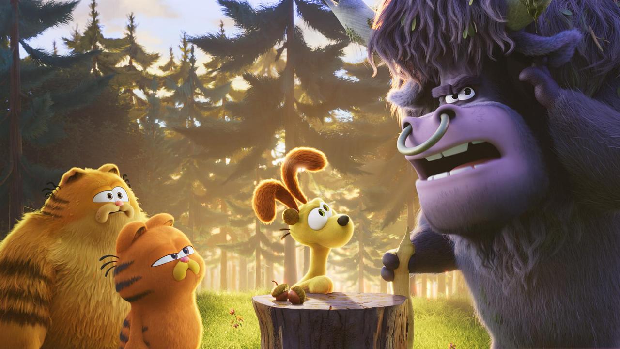 © ORF/Sony Pictures Kater Garfield, ein hellerer und größerer Kater und der Hund Odie unterhalten sich auf einer Waldlichtung mit einem großen lilafarbenen Stier