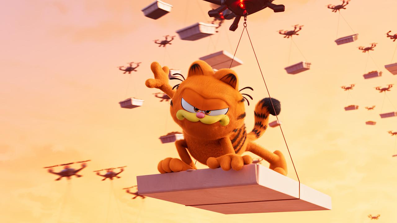 © ORF/Sony Pictures Garfield auf einer Pizzaschachtel, die von einer Drohne durch die Luft geflogen wird, hinter ihm sind weitere Drohnen mit Pizzaschachteln zu sehen