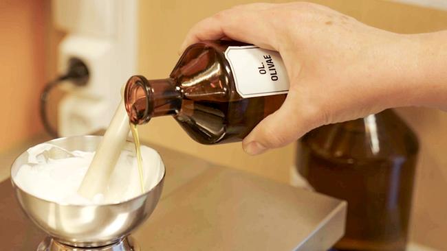 © ORF/Langbein & Partner Im Bild: Selbsthergestellte Cremes bereichern das Apothekensortiment.
