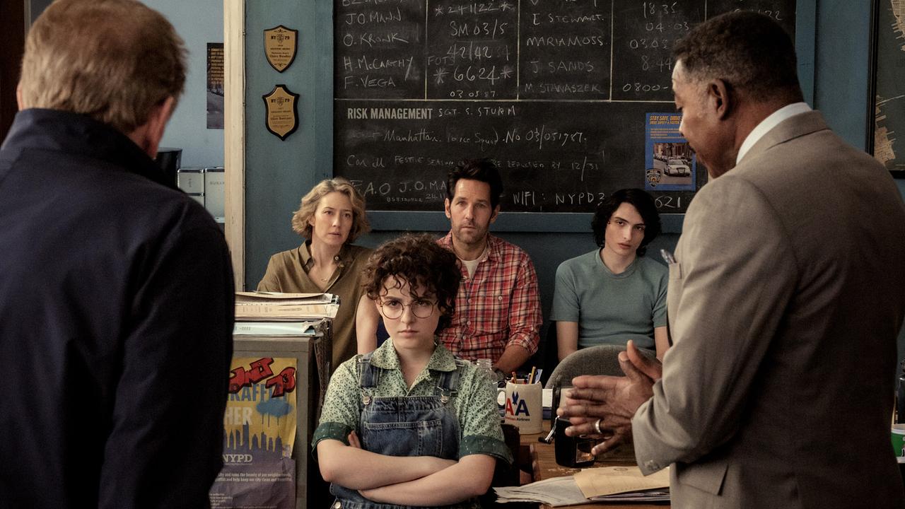 © ORF/Sony Pictures/CTMG/Jaap Buitendijk Die Jugendliche Phoebe sitzt mit verschränkten Armen bockig auf der Polizeiwache, hinter ihr eine Frau, ein Mann und ein Jugendlicher, vor ihr stehen zwei Männer, die auf sie einreden