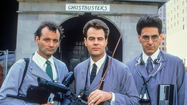 © ORF/Sony Pictures Bill Murray, Dan Aykroyd und Harold Ramis in grauen Kitteln vor dem Eingang der Ghostbusters-Werkstätte, sie halten unterschiedliche technische Apparate in den Händen