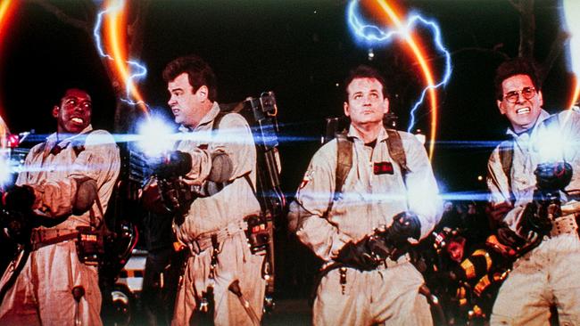 © ORF/Sony Pictures/Columbia Pictures Vier Geisterjäger im einsatz mit orangen und blauen Strahlen aus ihren Waffen schießen sie vereint auf ihr Ziel
