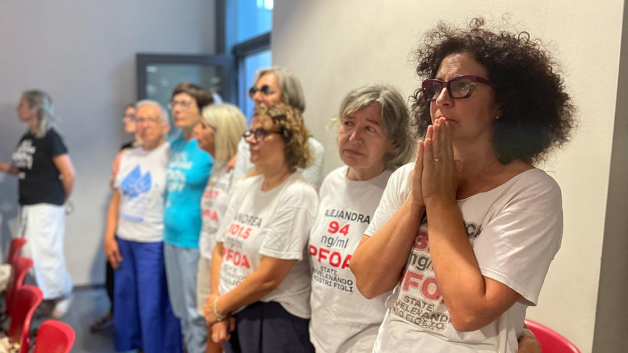 © ORF/ARTE FRANCE Zehn Frauen erwarten in einem Verhandlungsraum ein Urteil, auf ihren T-Shirts sind ihre Vornamen und Messwerte ihrer Belastung mit Perfluoroctansäure gedruckt