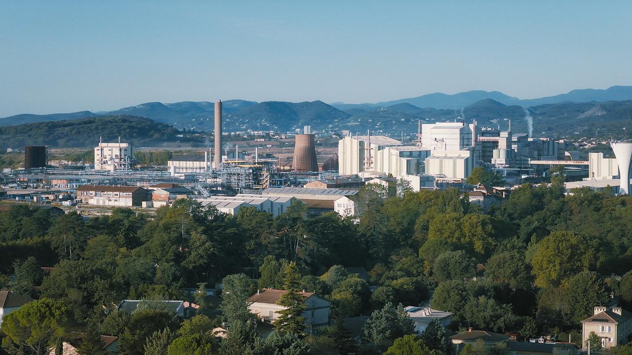 © ORF/ARTE FRANCE Ein Industriebetrieb in Frankreich, das weitläufige Tal ist von bewaldeten Hügeln umgrenzt