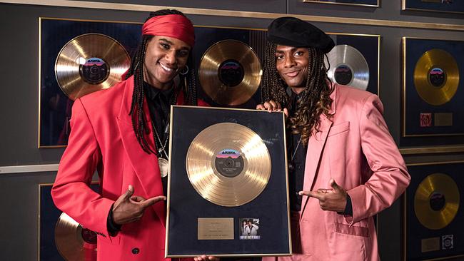 © ORF/Pro7/Leonine Studios/Wiedemann & Berg Film/Joe Alblas Fab und Rob nehmen als erfolgreiches Pop-Duo Milli Vanilli eine Goldene Schallplatte entgegen