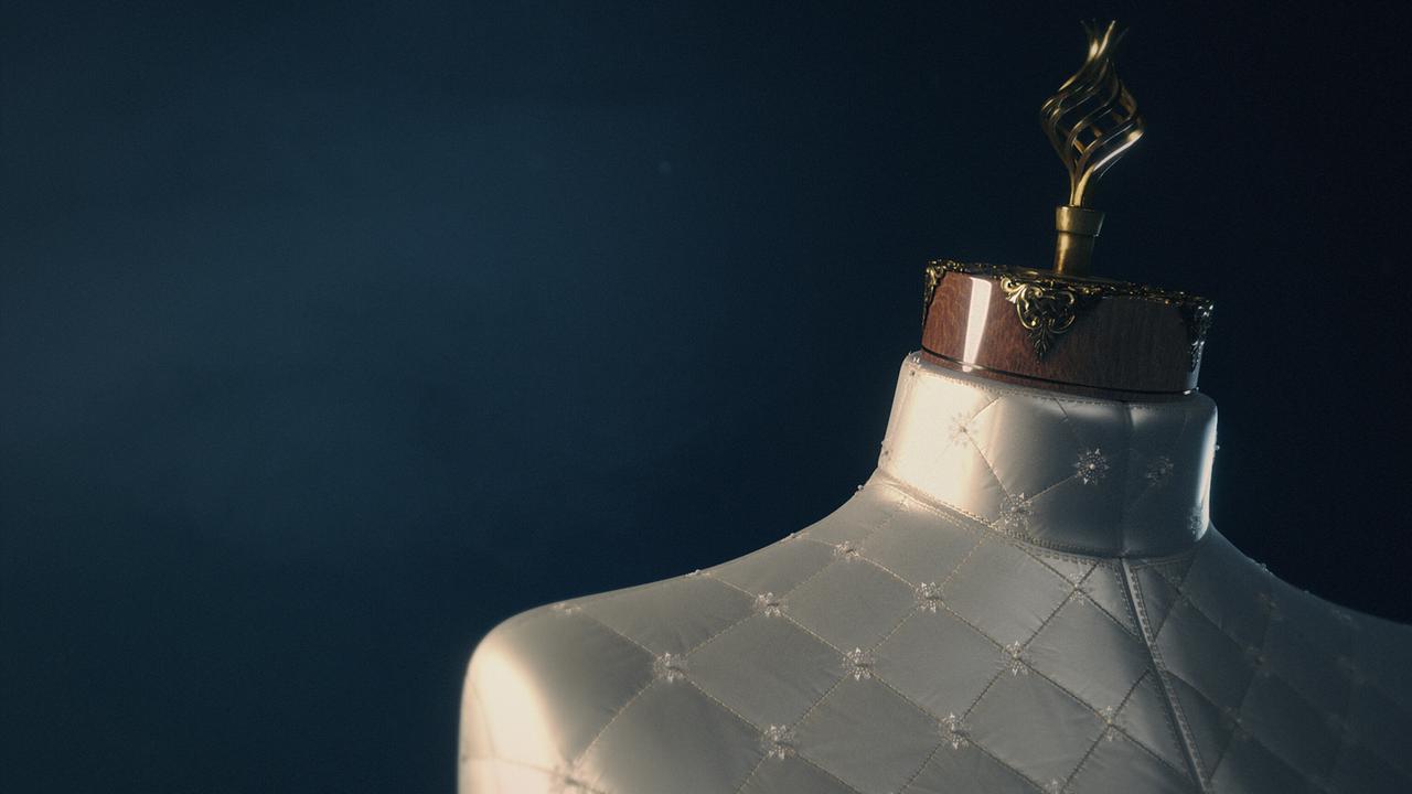 Eine edel ausgeführte Schneiderpuppe, weiße Seide im Karo abgesteppt, kleine Perlen und weiße Stickereien an den Kreuzungspunkten, ein Hals aus fein polierter Holz mit messingfarbenen Beschlägen