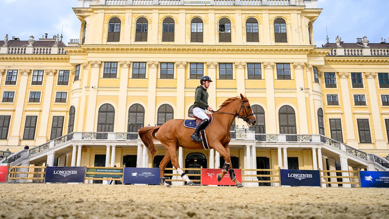 Ein Reiter vor dem Schloss Schönbrunn auf dem Aufwärmplatz am Sonntag 28. September 2025 anlässlich der Global Champions Tour, in Wien.