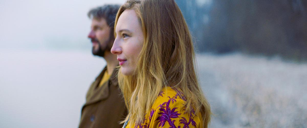 © ORF/Prisma Film "Glück gehabt": Philipp Hochmair (Artur), Julia Roy (Alice)