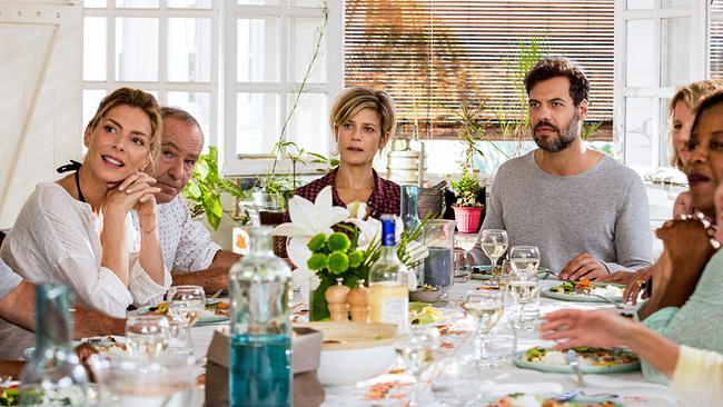 Im Bild: Judith El Zein (Virginie), Olivier Granier (Florence's Vater), Marina Foïs (Florence Corrigan), Laurent Lafitte (Vincent Leroy).