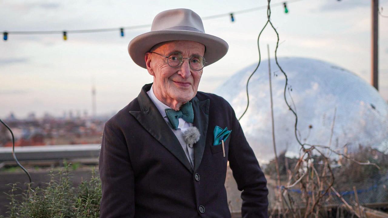 Berlins Hipster-Opa Günther Krabbenhöft, im Anzug, Hemd mit grüner Masche und grauem Hut blickt er freundlich in die Kamera