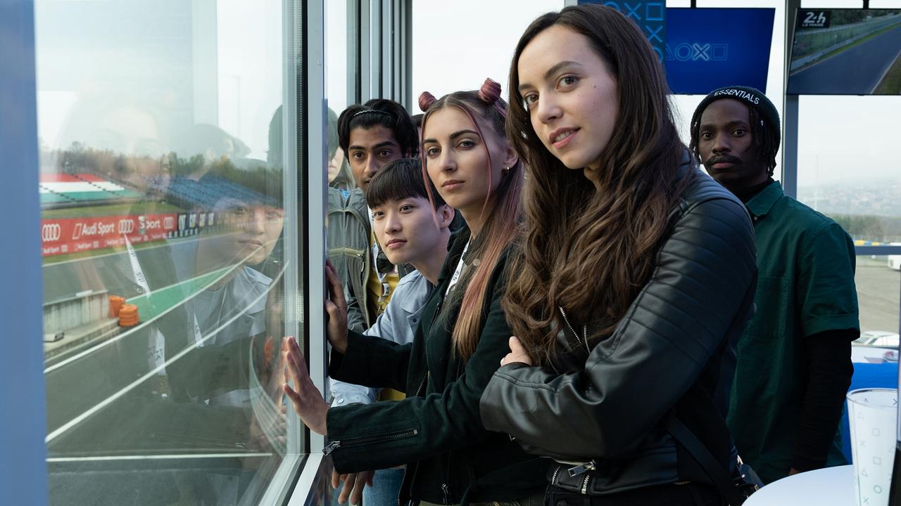 © ORF/Sony Pictures/Gordon Timpen Audrey und ihre Freunde beobachten das Rennen.