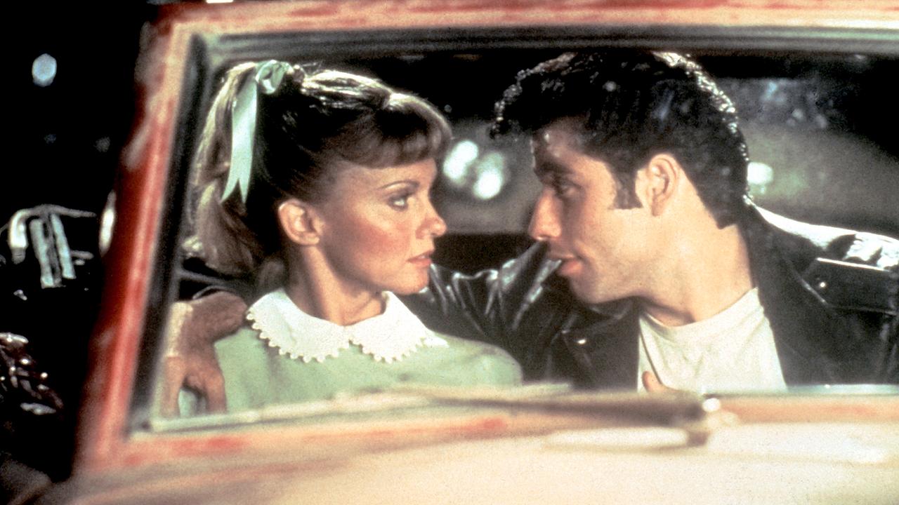 Im Bild: Zwischen Sandy (Olivia Newton-John) und Danny (John Travolta) entwickelt sich bald mehr als eine bloße Ferienromanze.