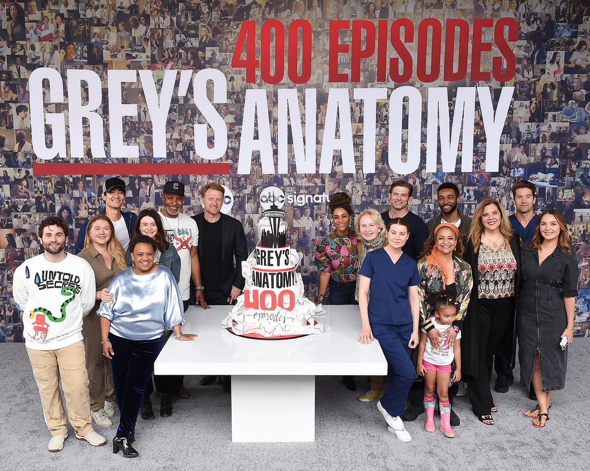 Bild: ABC and ABC Signature feierten zusammen mit der Crew, dem Cast und dem Kreativ-Team die 400. Episode von ‘Grey’s Anatomy’