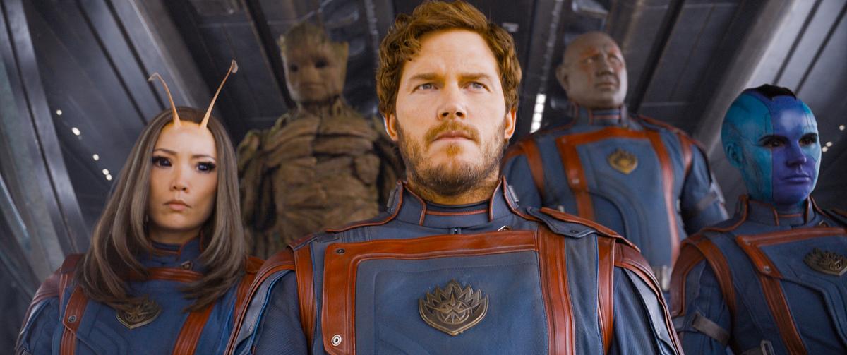 © ORF/Disney/© 2023 MARVEL Vier Personen in blau-rotem Anzügen und ein baumstammähnliche Person stehen in einem Raumschiff nebeneinander und blicken nach vorne, eine Frau hat Fühler auf ihrer Stirn, eine ander Person hat blau-türkise Hautfarbe