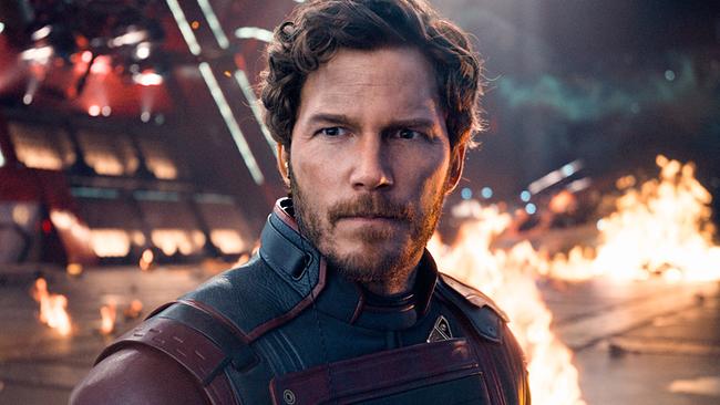 © ORF/Disney/© 2023 MARVEL Chris Pratt als Star-Lord, mit Bart und gewellten mittellangen Haaren steht er in dunklem blau-rotem, ledernen Anzug in einem Raum, i dem es hinter ihm brennt, aufmerksam blickt er nach vorne