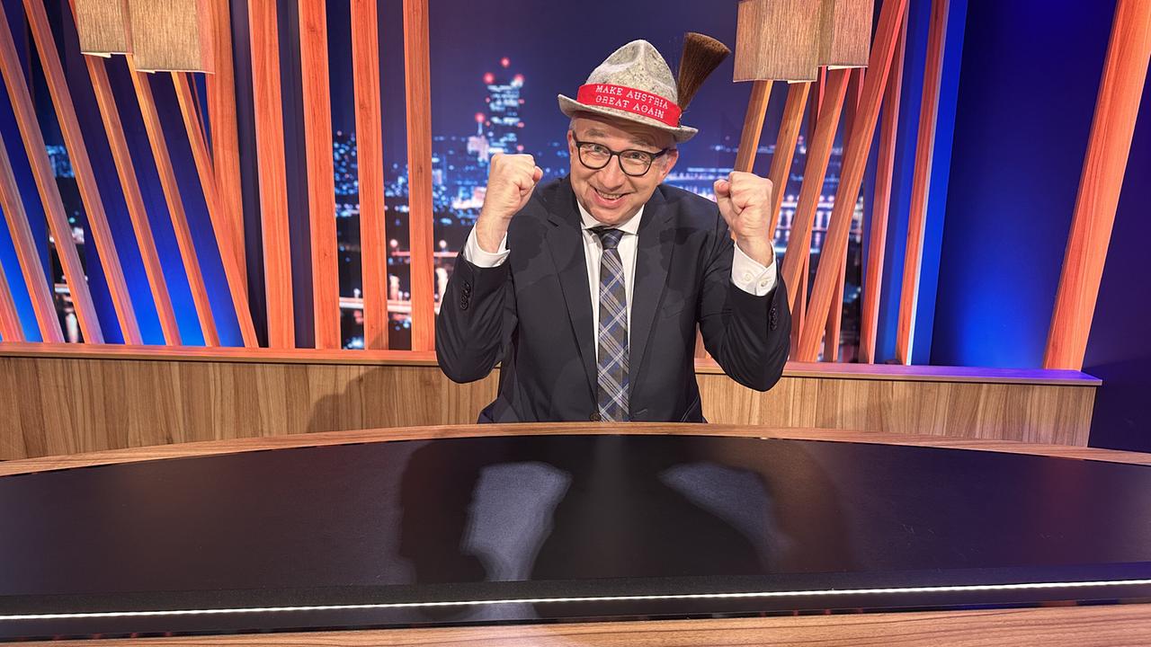 © ORF/Gebhardt Productions Peter Klien mit Filzhut im "Gute Nacht Österreich"-Studio