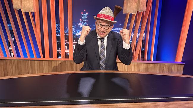 Peter Klien mit Filzhut im "Gute Nacht Österreich"-Studio