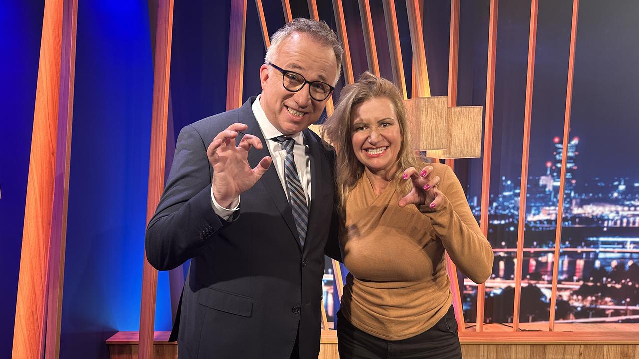 Peter Klien und Angelika Niedetzky posieren im "Gute Nacht Österreich"-Studio