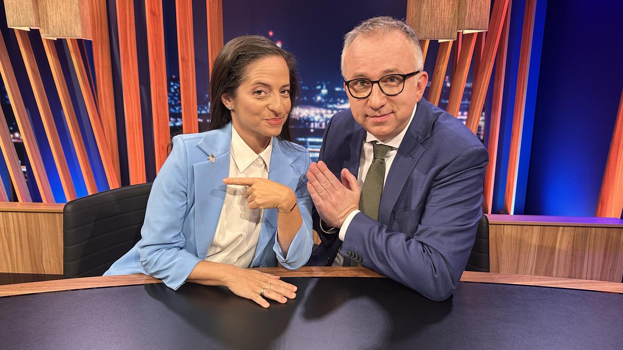 Caroline Athanasiadis sitzt neben Peter Klien am Moderationstisch im "Gute Nacht Österreich"-Studio