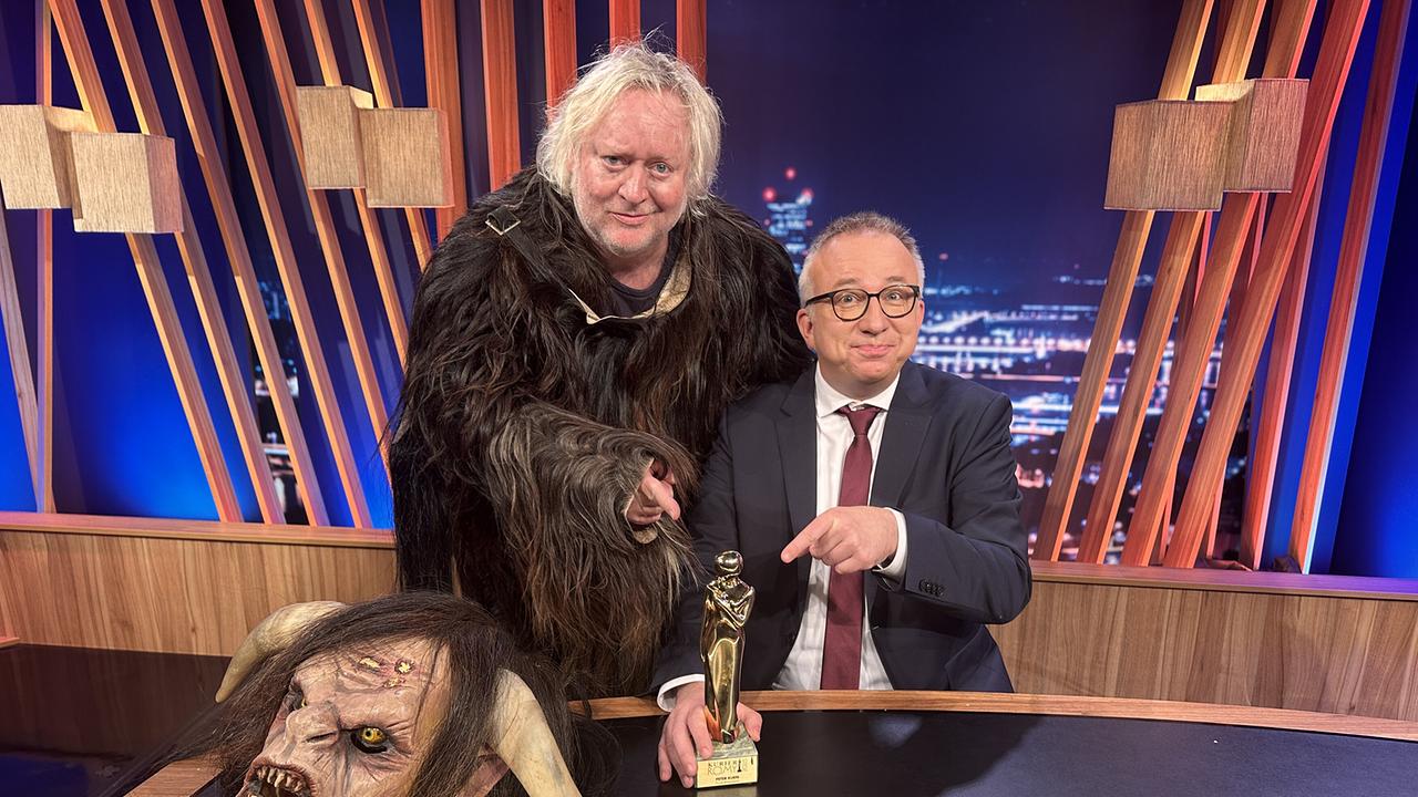 Gregor Seberg im Krampus-Kostüm steht neben Peter Klien im "Gute Nacht Österreich"-Studio