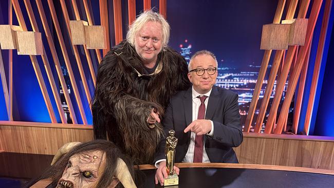 Gregor Seberg im Krampus-Kostüm steht neben Peter Klien im "Gute Nacht Österreich"-Studio