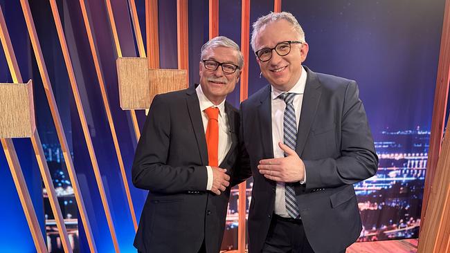 Alfred Dorfer und Peter Klien stehen im "Gute Nacht Österreich"-Studio