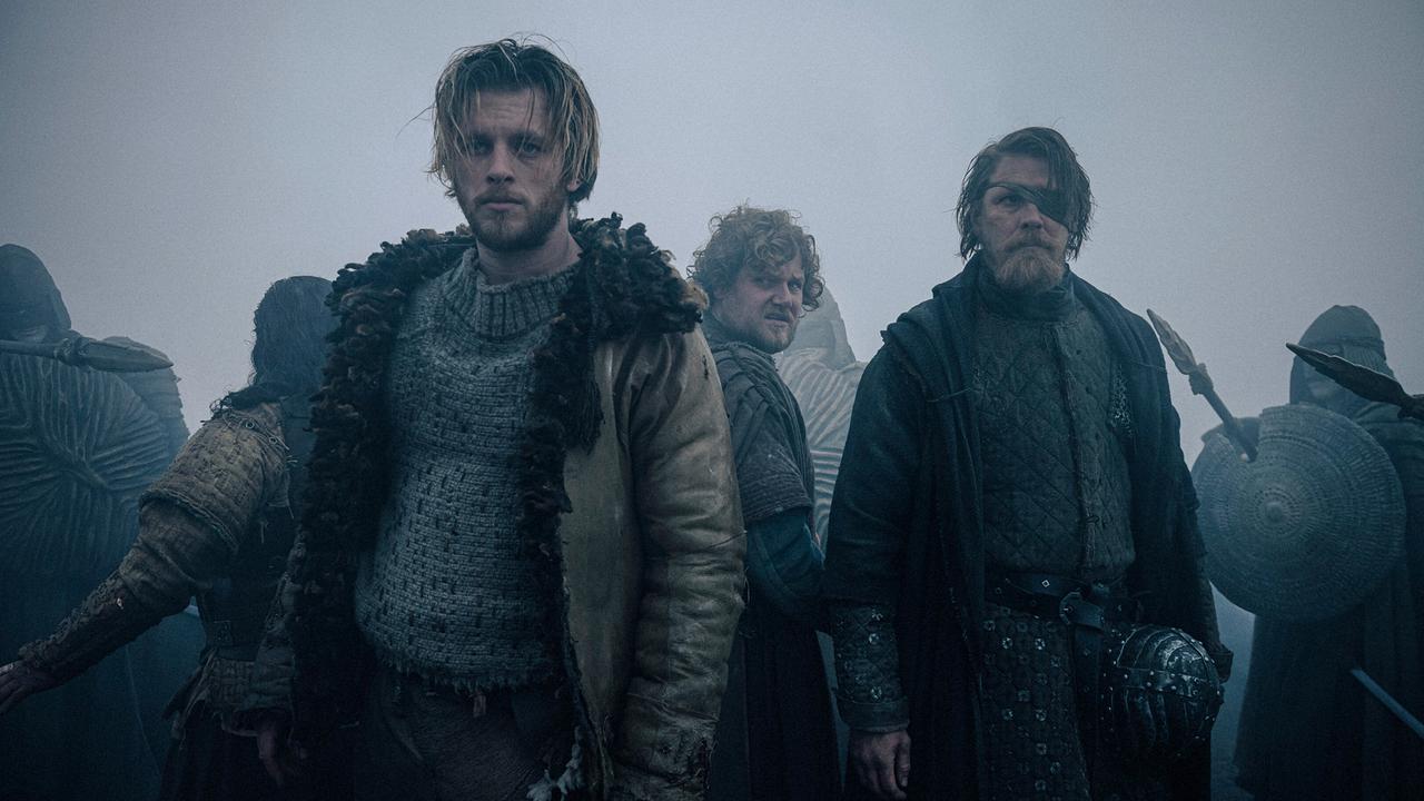 © ORF/Constantin Film Jannis Niewöhner als Siegfried von Xanten, Dominic Marcus Singer als König Gunter und Gijs Naber als Hagen von Tronje in mittelalterlicher Kleidung im Nebel, hinter ihnen bewaffnete Krieger