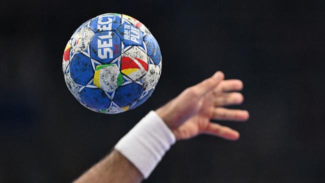 Der Ball ist während des EM-Spiels der Männer EURO 2024 EHF Handball-Europameisterschaft Gruppe B zwischen Österreich und Rumänien am 12. Januar 2024 in Mannheim, Westdeutschland, abgebildet.