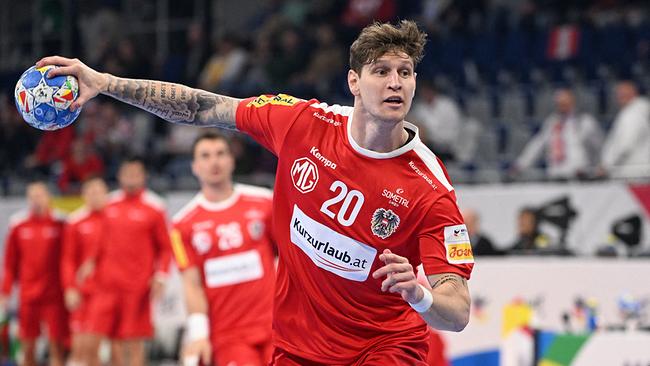Österreichs Flügelspieler Nr. 20 Sebastian Frimmel schießt am 12. Januar 2024 beim EM-Spiel der Männer EURO 2024 EHF Handball-Europameisterschaft Gruppe B zwischen Österreich und Rumänien in Mannheim, Westdeutschland.