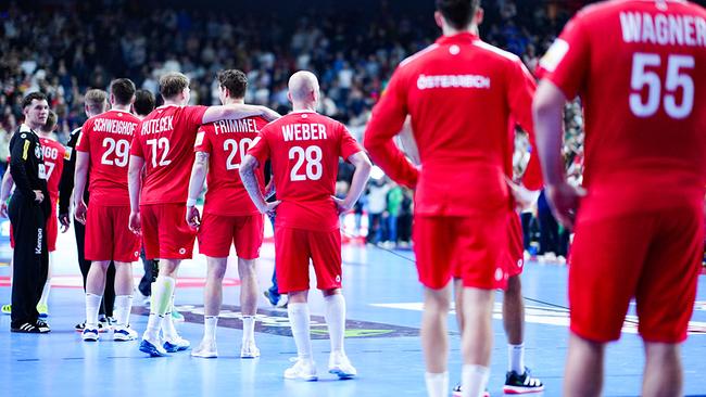 Das österreichische Team im Rahmen der Hauptrunde anl. des Spiels Frankreich - Österreich der Handball Europameisterschaft der Männer, am Montag, 22. Jänner 2024, in Köln.