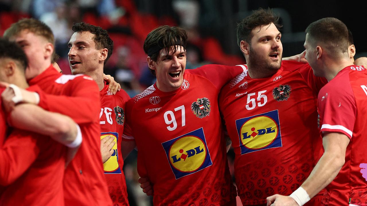 Österreichs Pivot #55 Tobias Wagner (C) und seine Teamkollegen feiern ihren Sieg am Ende des Vorrundenspiels der Gruppe C zwischen Österreich und Katar der IHF-Handball-Weltmeisterschaft der Männer im Zatika Sport Center in Porec am 16. Januar 2025