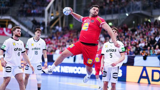 Handballer Tobias Wagner, umgeben von drei deutschen Handballern, beim Sprung zum Wurf auf das Tor beim Handball Europameisterschafts Qualifikation Spiel Österreich - Deutschland in Wien. 