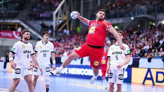 Handballer Tobias Wagner, umgeben von drei deutschen Handballern, beim Sprung zum Wurf auf das Tor beim Handball Europameisterschafts Qualifikation Spiel Österreich - Deutschland in Wien. 