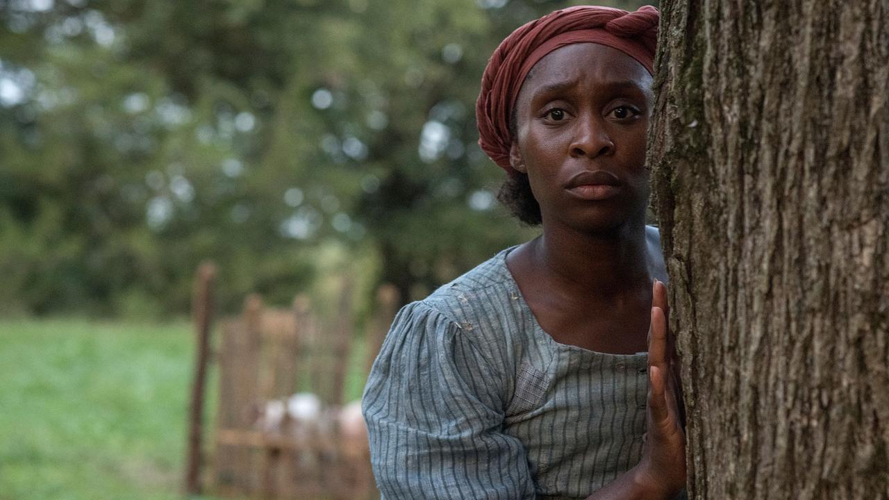 Harriet beobachtet etwas Verstörendes versteckt hinter einem Baum. 