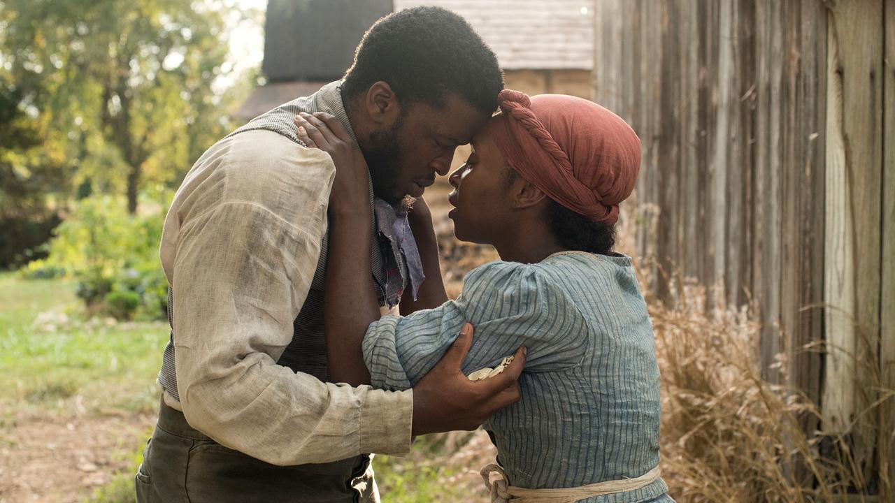 John und Harriet umarmen sich.