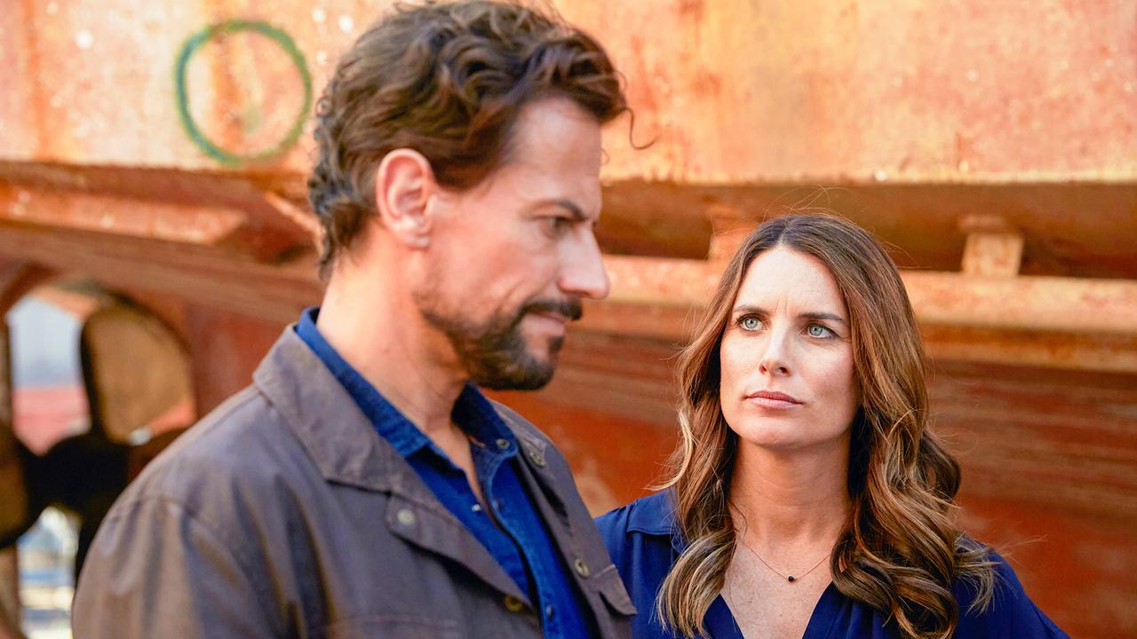 © ORF/Disney/ABC/Julian Panetta Ioan Gruffudd als Dr. Daniel Harrow und Jolene Anderson als Dr. Grace Molyneux stehen vor einem Schiff, das in der Werft eines Hafens zur Reparatur aufgebockt ist