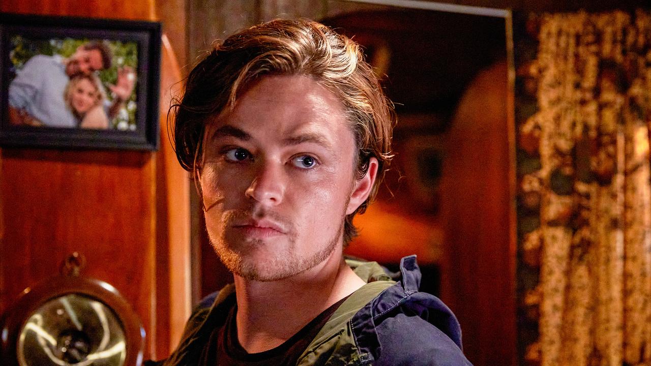 © ORF/Disney/ABC/Julian Panetta Harrison Gilbertson als James Reed, in einem holzvertäfelten Raum blickt er sein Gegenüber an, im Hintergrund hängt ein Bild auf der Wand, auf dem Harrow mit einer blonden Frau zu sehen