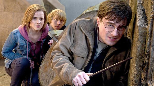 © ORF/TELE-München Hermine Granger, Ron Weasley und Harry Potter hocken im Schutz einer Wand, verzweifelt blicken sie um die Ecke, Harry hält einen Zauberstab in der Hand