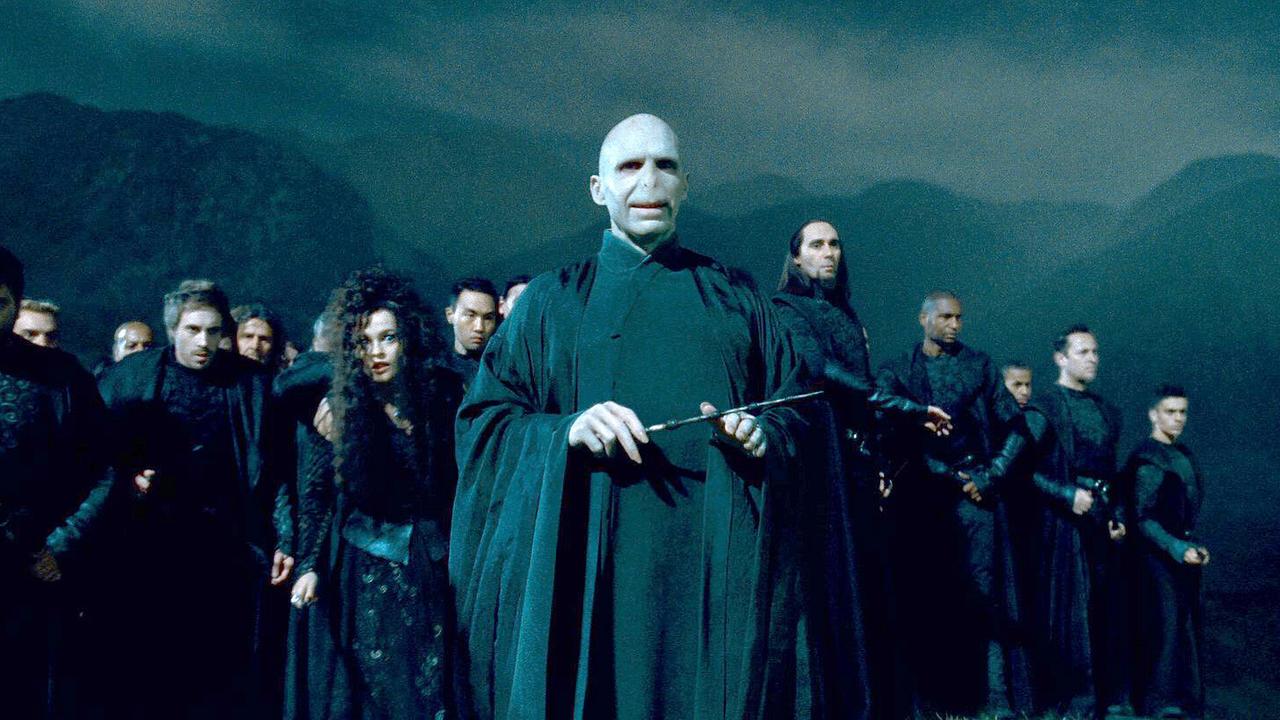 © ORF/TELE-München Ralph Fiennes als Lord Voldemort mit bleichem Gesicht in einem schwarzen Talar, hinter ihm Helena Bonham Carter als Bellatrix Lestrange und eine Gruppe schwarz gekleideter Männer