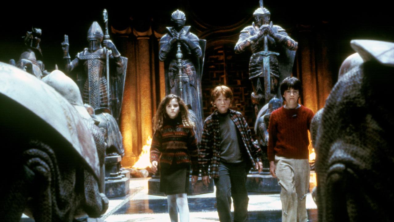 Um an den Stein der Weisen zu gelangen, müssen (v.li.) Hermine (Emma Watson), Ron (Rupert Grint) und Harry (Daniel Radcliffe) jede Menge Hindernisse überwinden und unter anderem eine Runde überdimensionales Zaubererschach spielen.