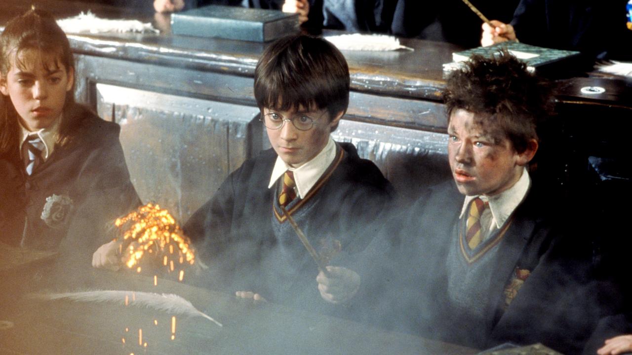 Manch ein Zauber kann auch nach hinten los gehen, müssen Harry (Daniel Radcliffe) und Seamus (Devon Murray) feststellen.