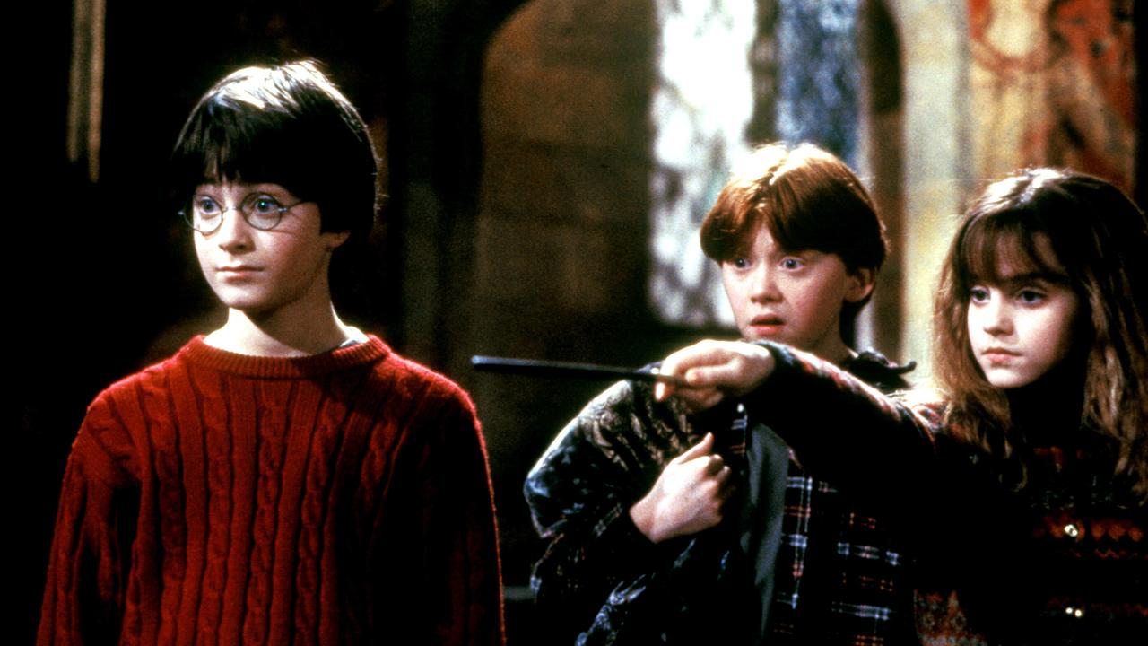  In Hogwarts gibt es viel zu entdecken. Getrieben von ihrem Abenteuersinn entdecken Harry (Daniel Radcliffe), Ron (Rupert Grint) und Hermine (Emma Watson) schon bald ein düsteres Geheimnis.