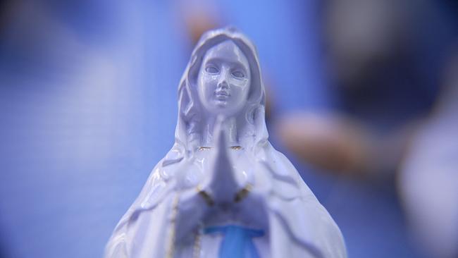 Eine weiße Marienstatue aus Porzellan in einem Souvenirladen