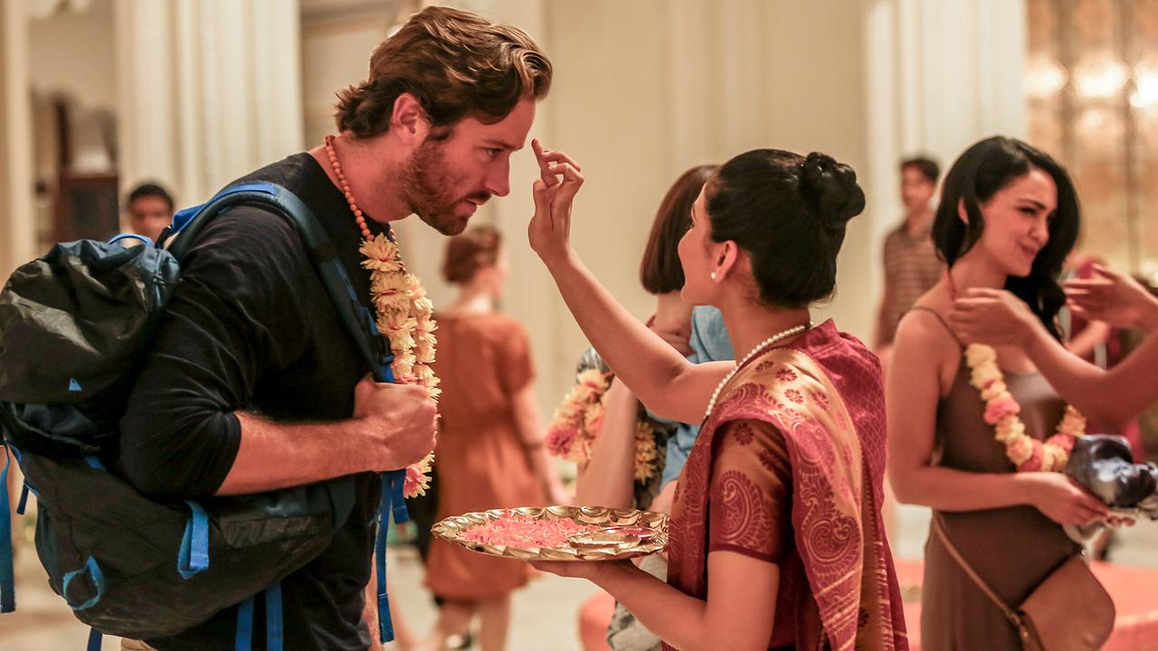 David (Armie Hammer) und seine Frau Zahra (Nazanin Boniadi) werden im Hotel willkommen geheißen.