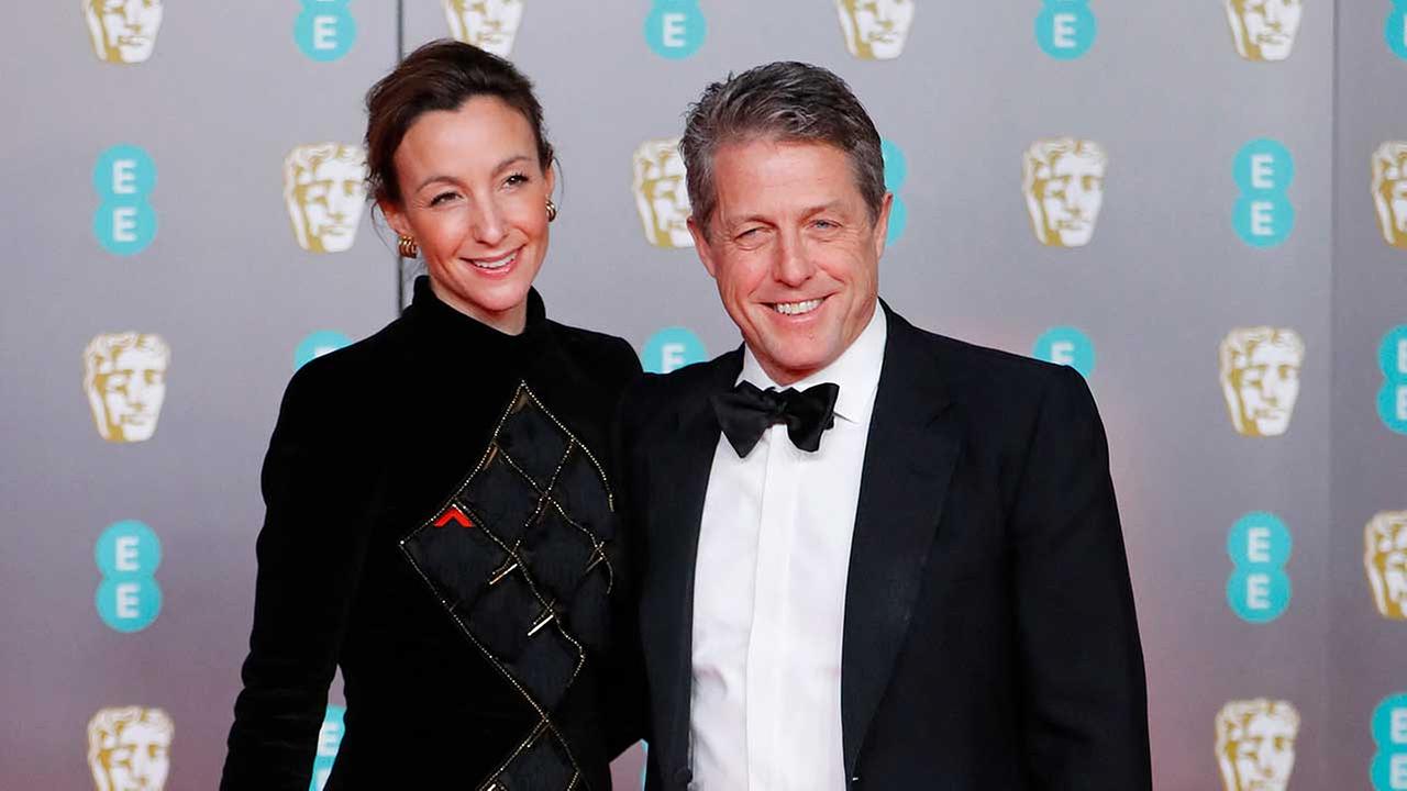 Bild:  Hugh Grant und seine Ehefrau Anna Elisabet Eberstein am roten Teppich bei den  BAFTA British Academy Film Awards in der Royal Albert Hall in London am 2. Februar 2020.  