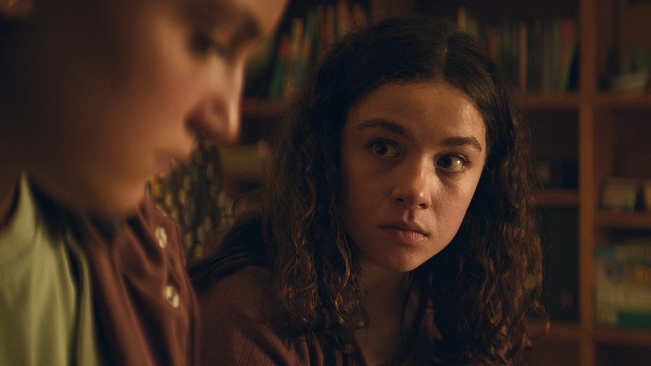 "Hundertdreizehn – Theo": Die beiden Töchter des toten Busfahrers, Salma (Allegra Tinnefeld) und Ela (Eva Marlen Hirschburger) lernen sich das erst Mal kennen.