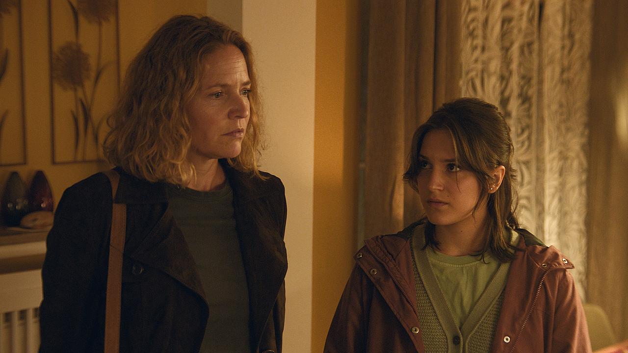 "Hundertdreizehn – Theo": Caro Novak (Patricia Aulitzky) und ihre Tochter Salma (Allegra Tinnefeld) besuchen erstmals die andere Familie ihres Partners und Vaters.