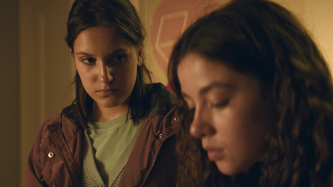 "Hundertdreizehn – Theo": Die Töchter des toten Busfahrers, Salma (Allegra Tinnefeld) und Ela (Eva Marlen Hirschburger) treffen sich zum ersten Mal.