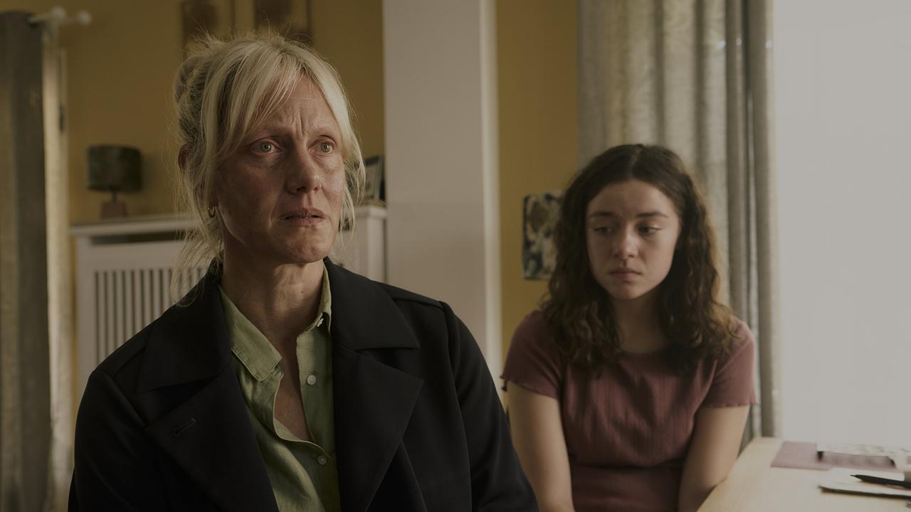 "Hundertdreizehn – Theo": Anna Schudt (Riccarda Hövemann), Eva Marlen Hirschburger (Ela Hövemann)