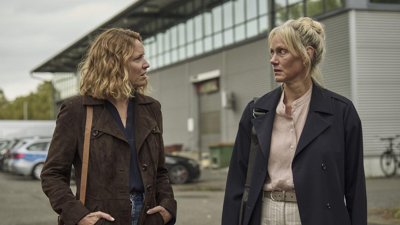 "Hundertdreizehn – Theo": Patricia Aulitzky (Caro Novak), Anna Schudt (Riccarda Hövemann)